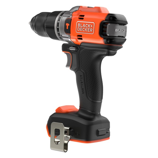Draadloze BLACK+DECKER borstel loze boormachine met ergonomisch zwart en oranje ontwerp, voorzien van riemclip en gemarkeerde instellingen voor diverse boorstanden.