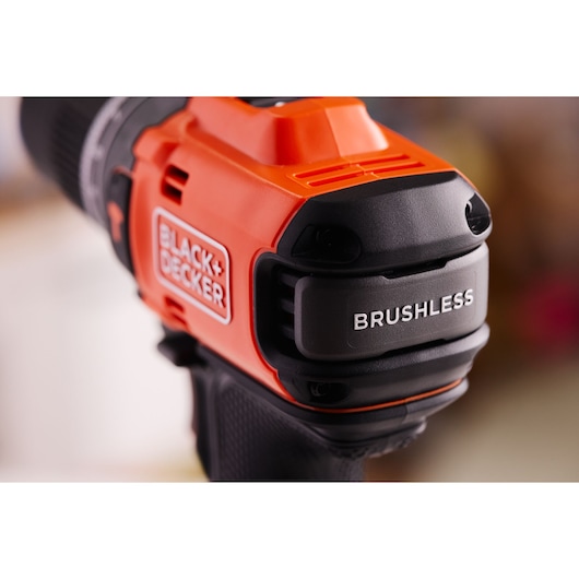 Photo en gros plan de la perceuse sans fil brushless BLACK+DECKER BLD683XN, boîtier orange et noir avec logo.