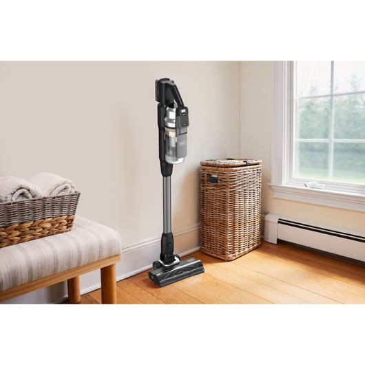 BLACKDECKER BSV520BL2P snoerloze steelstofzuiger rechtop in een lichte kamer met houten vloer.