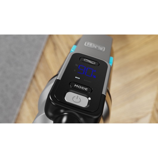 BLACKDECKER BSV520BRB stofzuiger close-up met digitaal scherm, blauwe weergave en bedieningsknoppen op houten vloer.