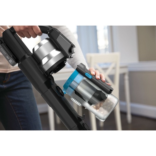 BLACK+DECKER draadloze steelstofzuiger BSV520BRB met afneembare stofcontainer, gebruikt in huis.