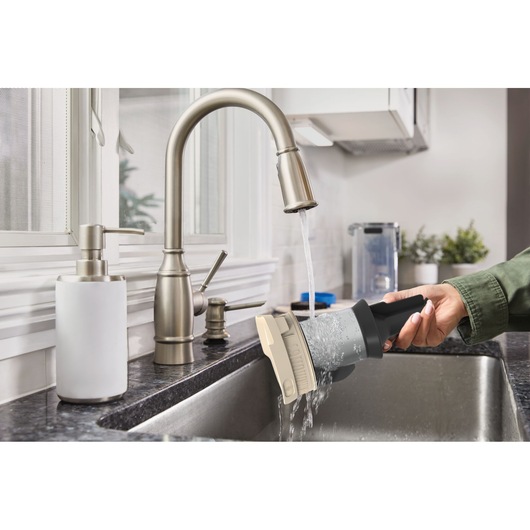 BLACKDECKER BSV525BLP stofzuigerfilter wordt uitgespoeld onder een keukenkraan in een moderne keuken.