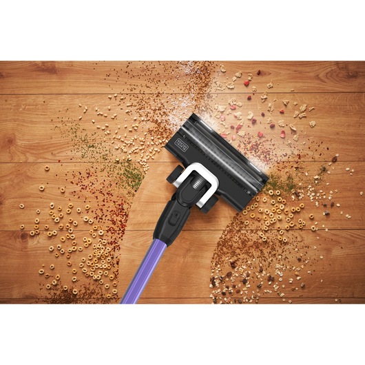 BLACKDECKER BSV525BRP steelstofzuiger verwijdert vuil op houten vloer, bovenaanzicht.
