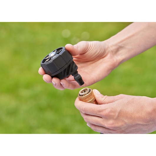 BLACKDECKER BZO51N1 connector onderdeel in handen buiten, close-upfoto.
