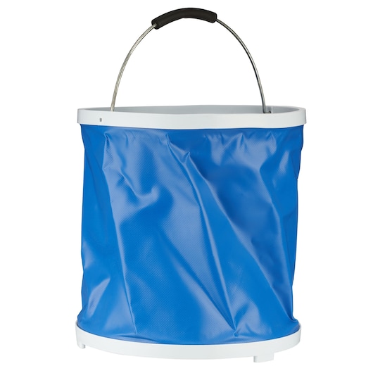 Een opvouwbare blauwe emmer met een witte rand en een metalen handvat met een zwarte grip.