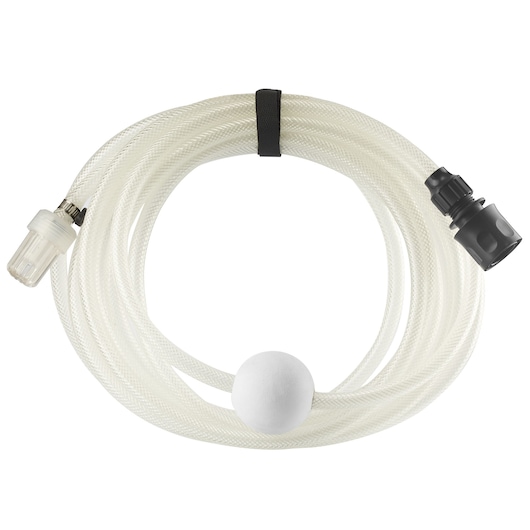 Un kit de tuyau translucide enroulé avec des connecteurs noirs et transparents et une boule filtrante blanche, conçu pour être utilisé avec des équipements photographiques.