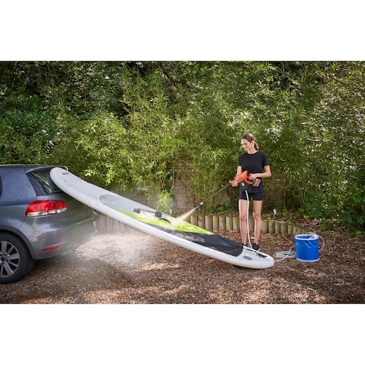 BLACKDECKER BZOIHK2 draagbare hogedrukreiniger reinigt supboard buiten naast auto.