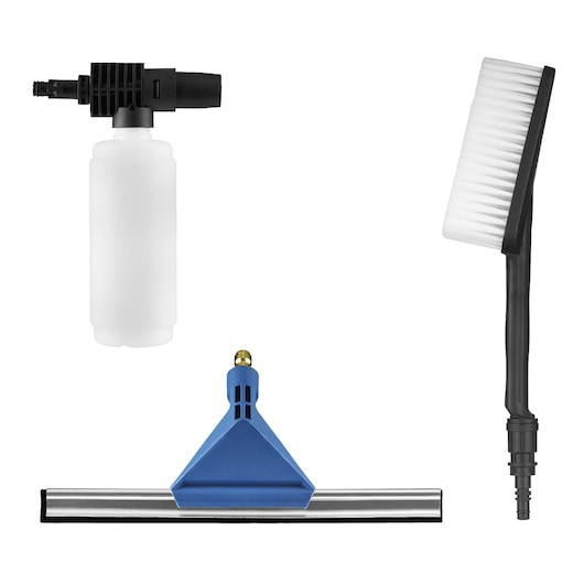 Set van drie BLACK+DECKER reinigingsaccessoires voor hogedrukreinigers, inclusief een schuimsproeifles, een schoonmaakborstel met witte haren en zwart handvat, en een raamwisser met blauwe kunststof houder en metalen blad.