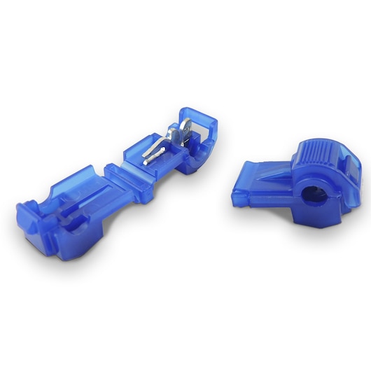 Deux connecteurs de fil en plastique bleu, l'un ouvert montrant des composants métalliques internes et l'autre fermé, posés sur un fond blanc.