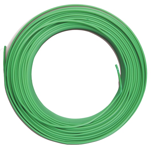 Une bobine de fil vert disposée en forme circulaire sur un fond blanc.