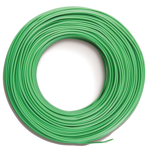 Une bobine de fil vert disposée en forme circulaire sur un fond blanc.