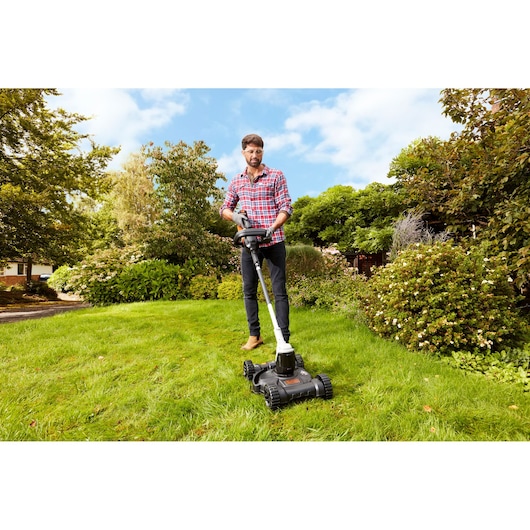 BLACKDECKER CM100 grasmaaier gebruikt op groen gras buiten.