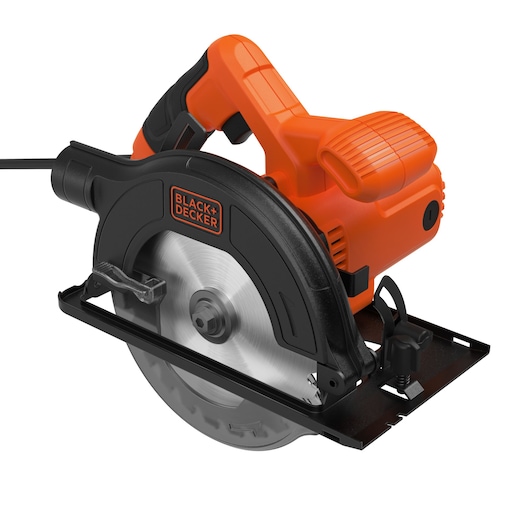 Een elektrische cirkelzaag van BLACK+DECKER met een oranje en zwarte behuizing, een zichtbaar metalen zaagblad en een ergonomisch handvat.