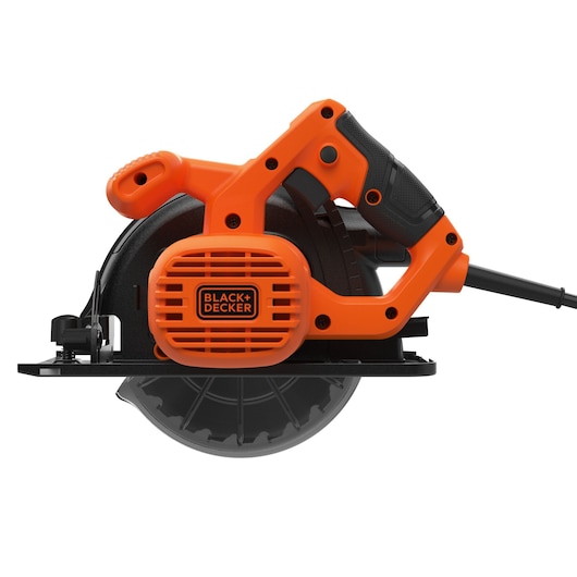 Une scie circulaire électrique BLACK+DECKER avec un design orange et noir, dotée d'une poignée robuste et d'un câble d'alimentation attaché. La lame de la scie est partiellement visible sous le carter de protection.
