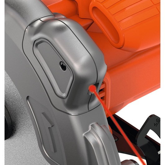 Dichtbij opname van BLACKDECKER CS1250LA cirkelzaag met geïntegreerde rode laserlijn, oranje en grijze behuizing, zijaanzicht.
