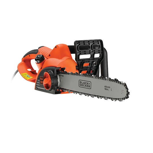Een BLACK+DECKER elektrische kettingzaag met een oranje en zwarte handgreep, een zaagblad van 40 cm (16 inch) en een veiligheidsbeschermer, getoond op een witte achtergrond.