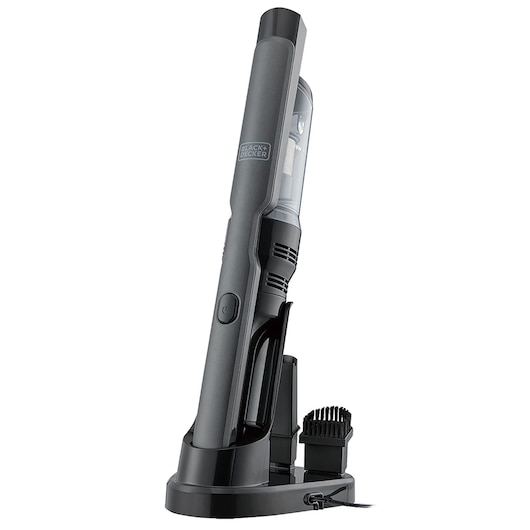 Een BLACK+DECKER draadloze handstofzuiger in een oplaadstation, rechtop weergegeven met een accessoire bevestigd. Het apparaat is slank, donkergrijs van kleur en heeft een transparante stofcontainer.