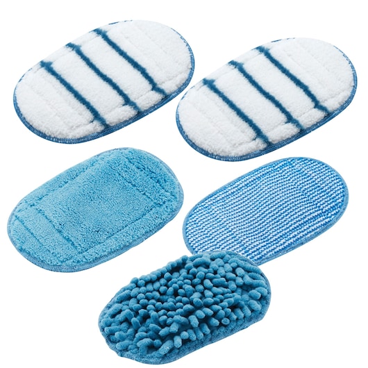 Cinq types différents de tampons de nettoyage ovales en nuances de bleu et blanc, conçus pour être utilisés avec un appareil de nettoyage BLACK+DECKER. Les tampons présentent diverses textures, notamment rayée, lisse, microfibre et chenille.