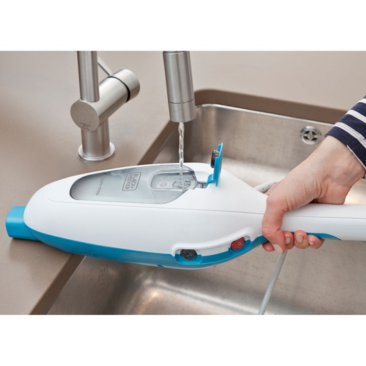 Photo du réservoir d'eau du nettoyeur vapeur BLACK+DECKER FSM13E1 rempli au robinet de cuisine.