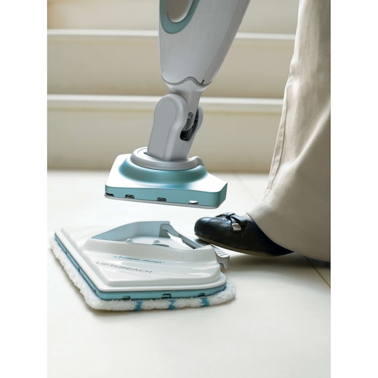 BLACKDECKER FSM1616 stoommop met afneembare pad, zijaanzicht op witte vloer.