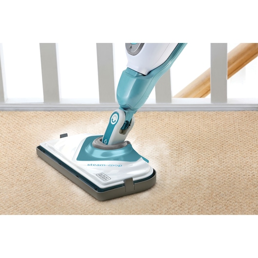 BLACK+DECKER FSMCG balai vapeur nettoyant moquette beige, vue rapprochée de face.