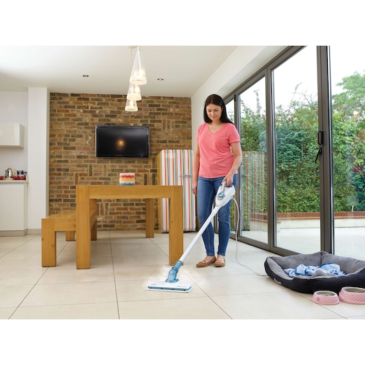 BLACKDECKER FSMH1300FX stoommop reinigt tegelvloer in moderne keuken, fotografie met gebruiker.