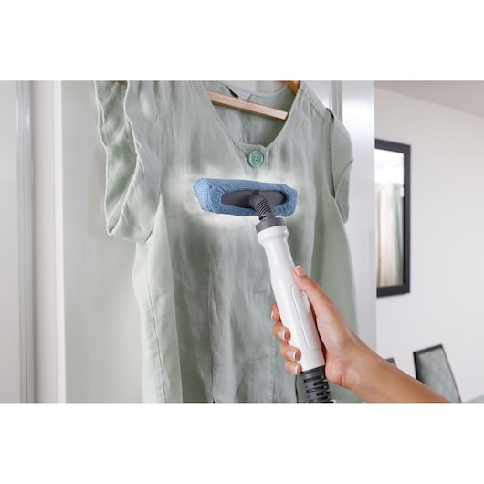 BLACK+DECKER FSMH1321 stoomreiniger op groen shirt, handmatige modus, productdemonstratie.