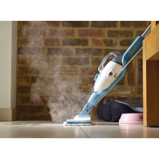 BLACKDECKER FSMH1321 stoommop reinigt tegelvloer, zijaanzicht, blauw-witte behuizing, zichtbare stoom.