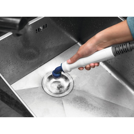Brosse de nettoyage BLACKDECKER FSMHBA utilisée dans un évier en acier inoxydable.