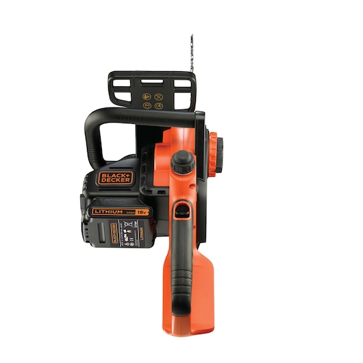 Vooraanzicht van een BLACK+DECKER draadloze elektrische kettingzaag met een 18V lithiumbatterij, in oranje en zwart ontworpen met een ergonomisch handvat.