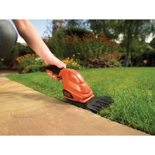 BLACKDECKER GSL200 snoerloze grasschaar trimt gazonrand met de hand in de tuin.