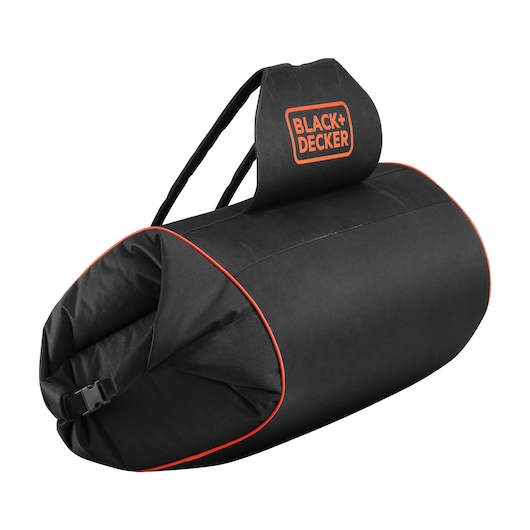 Zwarte bladverzamelzak met oranje biezen en handvat, merk BLACK+DECKER, bedoeld voor gebruik met buiten tuinapparatuur.
