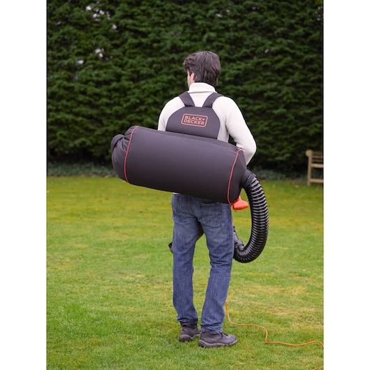 BLACKDECKER GWBP1 rugbladblazer met zwarte tas en oranje accenten, voor buitengebruik.
