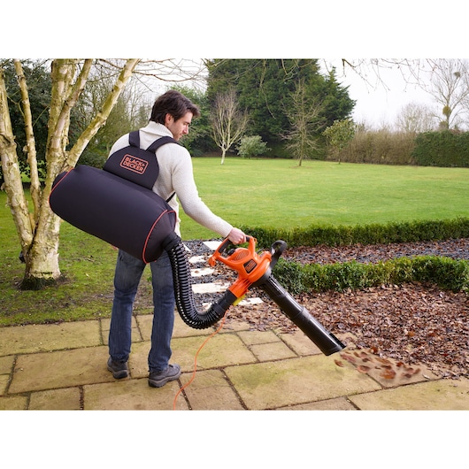 BLACKDECKER GWBP1 bladblazer en stofzuiger in gebruik buiten, persoon met rugzak opvangzak.