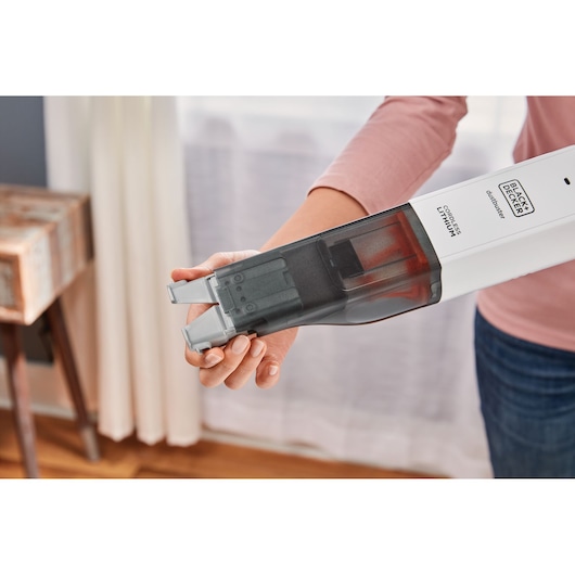 Foto van BLACKDECKER HLVC315J11 draadloze handstofzuiger met transparante stofbak, binnenshuis vastgehouden.