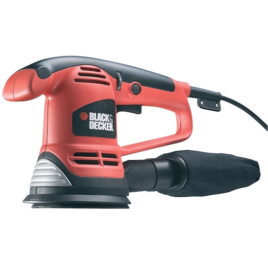 Een BLACK+DECKER elektrische schuurmachine met een rood en zwart lichaam, een stofzak en een schuurpad. Het gereedschap is ontworpen om oppervlakken te egaliseren en houtbewerking af te werken.