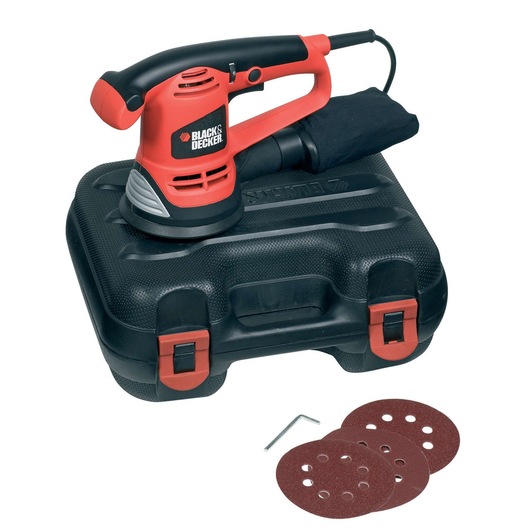 BLACK+DECKER orbitale schuurmachine set. De afbeelding toont de rood-zwarte elektrische schuurmachine op een zwarte draagkoffer, met drie schuurpads en een inbussleutel op de voorgrond.