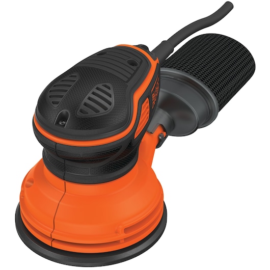 Close-up afbeelding van een BLACK+DECKER KA199 excentrische schuurmachine met een oranje en zwart ontwerp en een stofopvangaccessoire.