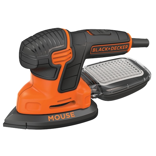 Een close-up van een BLACK+DECKER KA2500K Mouse detailschuurmachine in oranje en zwart, met een puntige schuurpad en een transparante stofopvang.