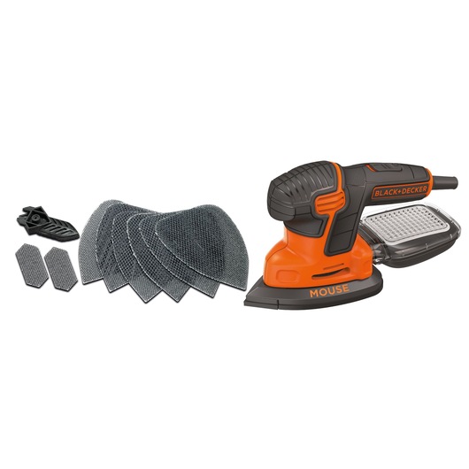 Een BLACK+DECKER Mouse schuurmachine set inclusief een oranje-zwarte elektrische schuurmachine, schuurvellen, detailaccessoires en toebehoren, afgebeeld tegen een witte achtergrond.