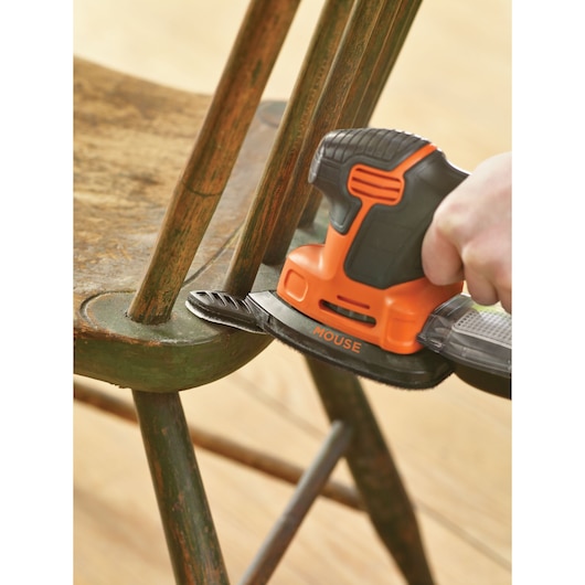 BLACKDECKER KA2500K schuurmachine gebruikt voor het opknappen van een oude houten stoel, close-up.