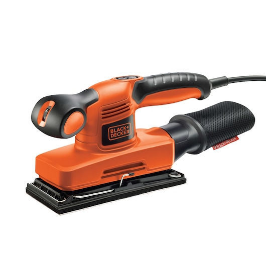 BLACK+DECKER KA274EKA oranje en zwarte elektrische schuurmachine zijaanzicht op witte achtergrond.