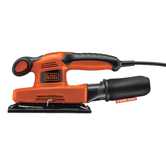 BLACK+DECKER KA274EKA oranje-zwarte elektrische schuurmachine met stofzak, zijaanzicht op witte achtergrond.