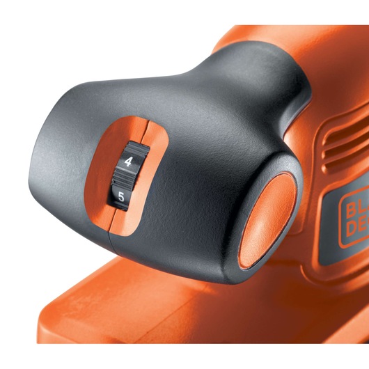 BLACKDECKER KA320EKA schuurmachine vooraanzicht met zwarte en oranje snelheidsinstelknop.