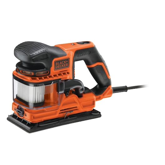 Een BLACK+DECKER elektrische schuurmachine met een rechthoekige basis, oranje en zwart ontwerp, en een zichtbaar stofopvangbakje aan de zijkant.