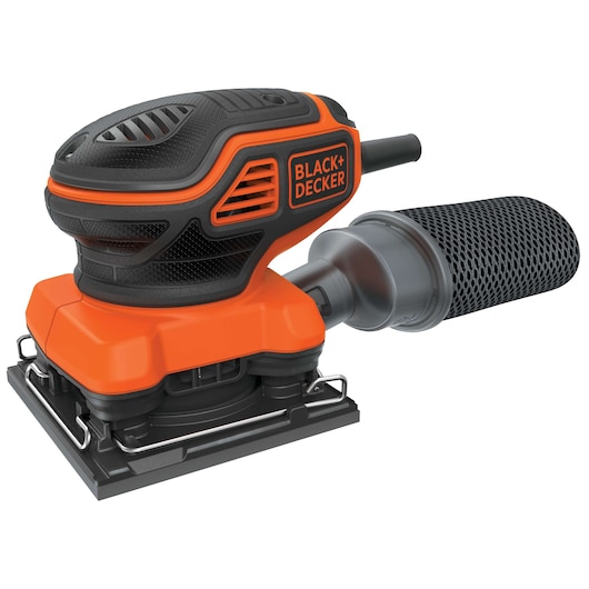 Een BLACK+DECKER elektrische schuurmachine met een oranje-zwarte behuizing en een stofopvangaccessoire.
