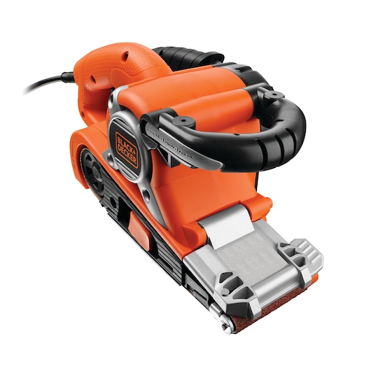 Close-up afbeelding van een BLACK+DECKER KA88 elektrische bandschuurmachine, met een oranje en zwart ontwerp, een opvallend handvat en een zichtbare schuurband.