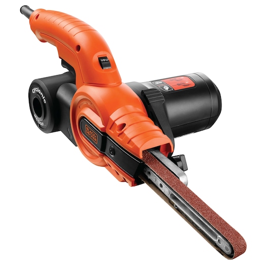 BLACK+DECKER KA900E elektrisch gereedschap met een oranje en zwart ontwerp en een smalle schuurband, gebruikt voor nauwkeurig schuren en materiaalverwijdering.