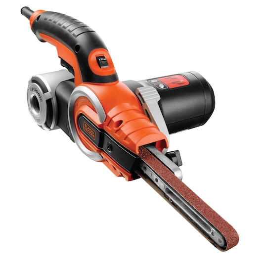 Een BLACK+DECKER KA902EK elektrische vijl-schuurmachine met een oranje en zwart ontwerp, voorzien van een smalle schuurband en cyclonisch stofopvangsysteem.