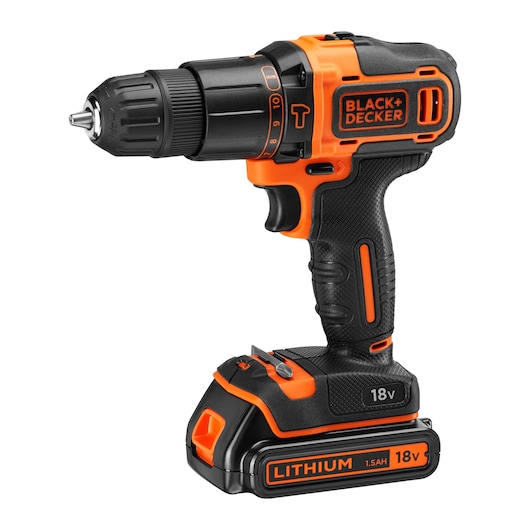 Perceuse sans fil BLACK+DECKER avec un design ergonomique noir et orange, batterie lithium-ion 18V et réglages de couple ajustables.
